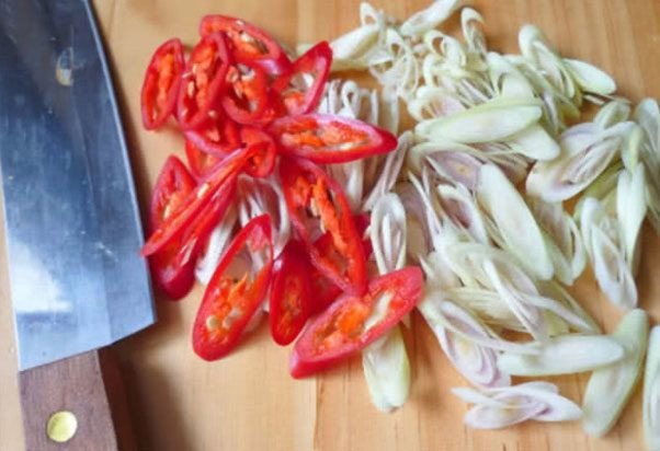 Sả và ớt thái xéo mỏng, chuẩn bị cho món gà xào lăn sả ớt