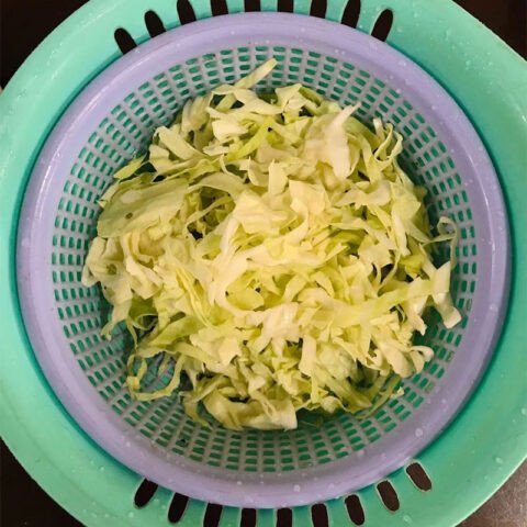 Sơ chế bắp cải để xào cà chua