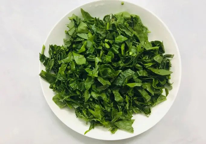 Sơ chế bầu và trứng vịt lộn sạch sẽ