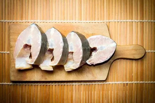 Sơ chế cá tầm cho món kho