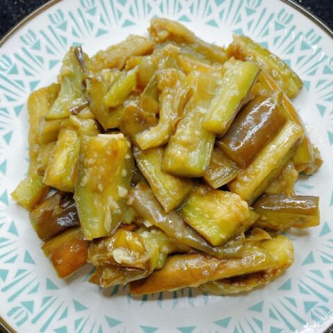 Sơ chế cà tím trước khi xào giúp món ăn ngon hơn