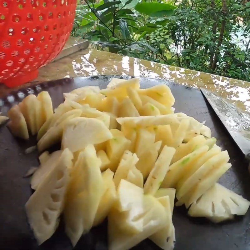 Sơ chế dứa cho món lòng dê xào