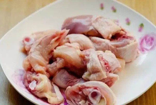 Sơ chế gà sạch sẽ trước khi tẩm ướp