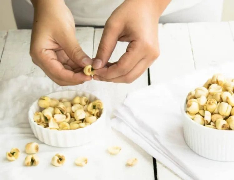 Sơ chế hạt sen để nấu nước đậu xanh béo ngậy