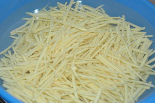 Sơ chế khoai lang thái sợi ngâm nước muối để làm bánh khoai chiên