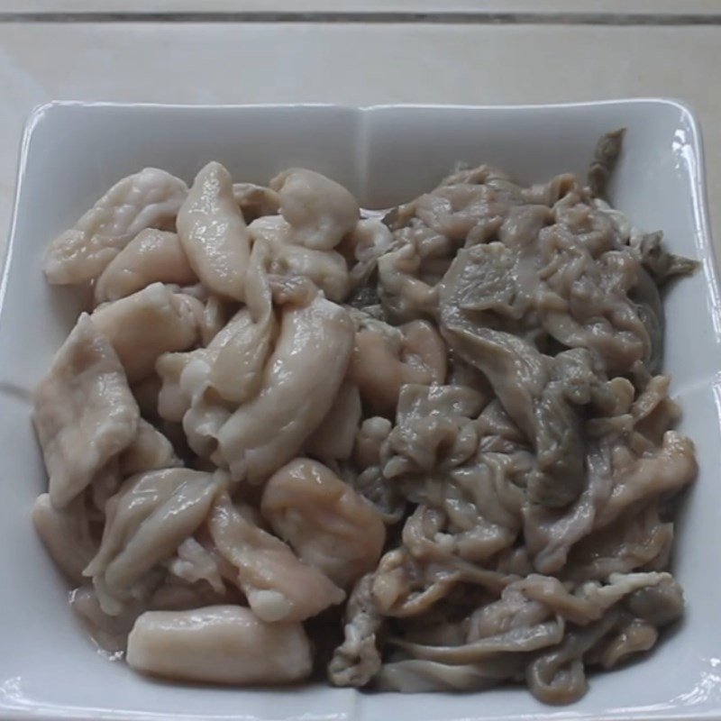Sơ chế lòng dê cho món xào