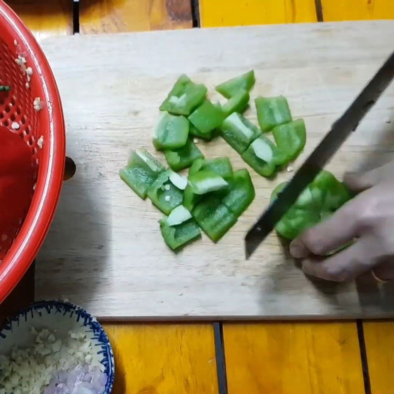 Sơ chế ớt chuông cho món bò xào