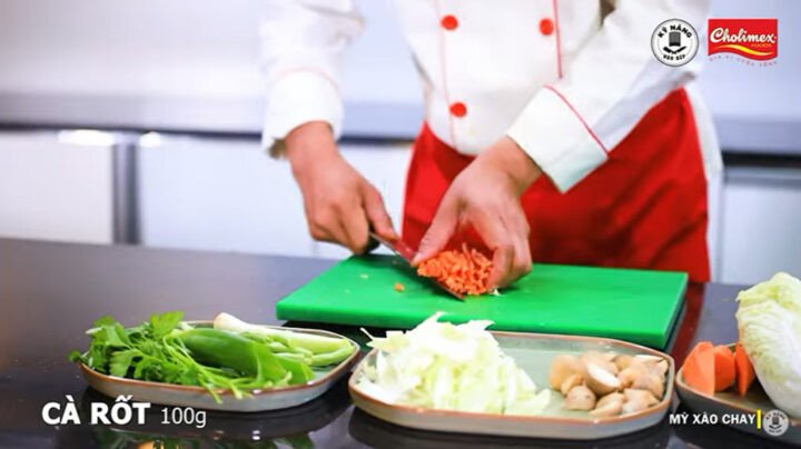Sơ chế rau củ tươi ngon cho món mì xào chay chuẩn vị