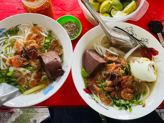 Sơ chế tép và thịt cho món bánh canh tép