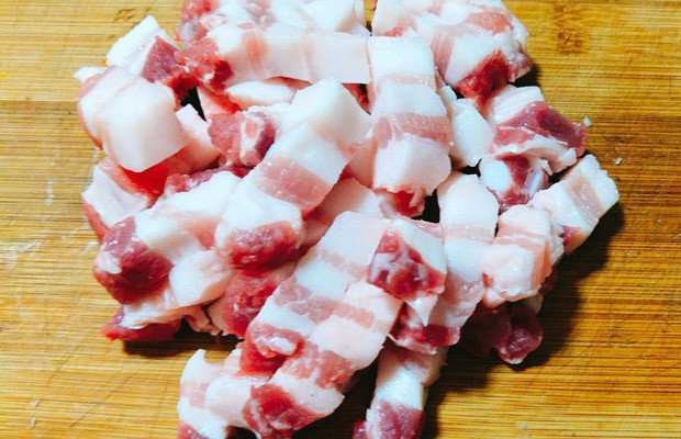 Sơ chế thịt ba chỉ và thái nhỏ để làm kho quẹt