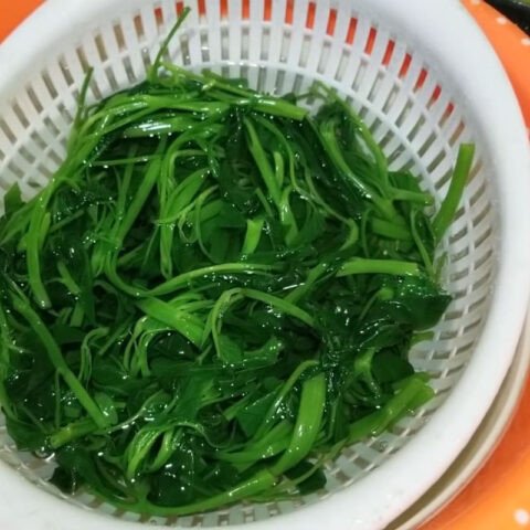 Sơ chế thịt bò và rau muống cho món xào