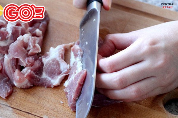 Sơ chế thịt heo và rau củ cho món bánh mì thịt nướng
