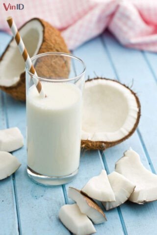 Sơ chế và nấu nước cốt dừa với sữa tươi