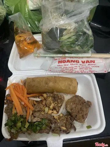 So sánh các yếu tố như giá cả, chất lượng, vị trí, không gian và phục vụ giữa Bún Thịt Nướng Hoàng Văn và các quán khác