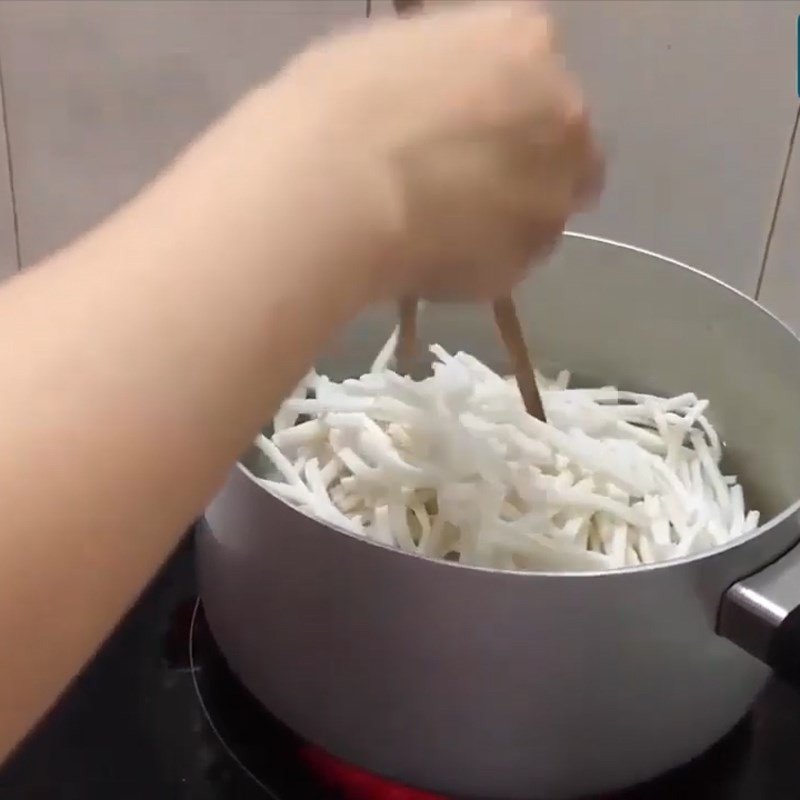 Sợi bánh canh bột gạo đang được luộc trong nước sôi để đạt độ mềm và dai