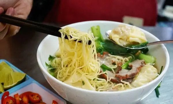 Sợi mì tươi được chuẩn bị