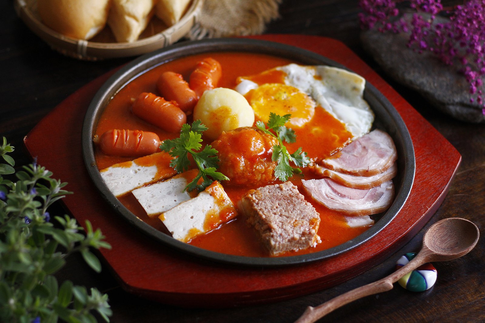 Sốt bánh mì chảo đậm đà với thịt xông khói và trứng ốp la