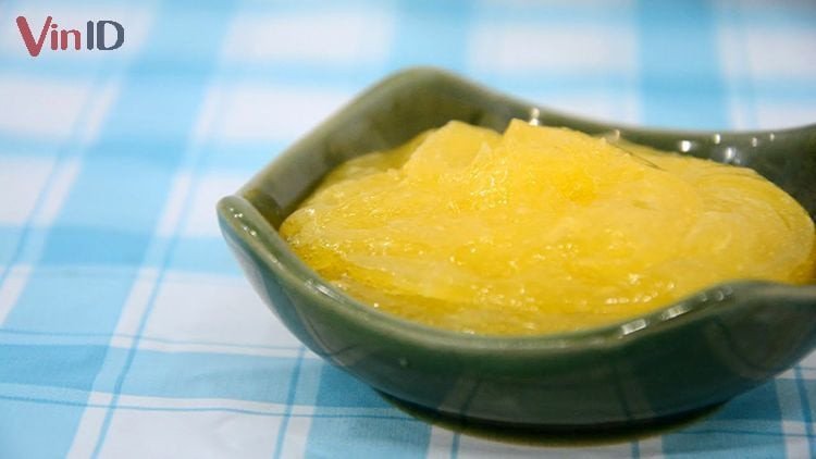 Sốt bơ vàng óng, sánh mịn, dùng làm nước chấm bánh tráng đặc biệt