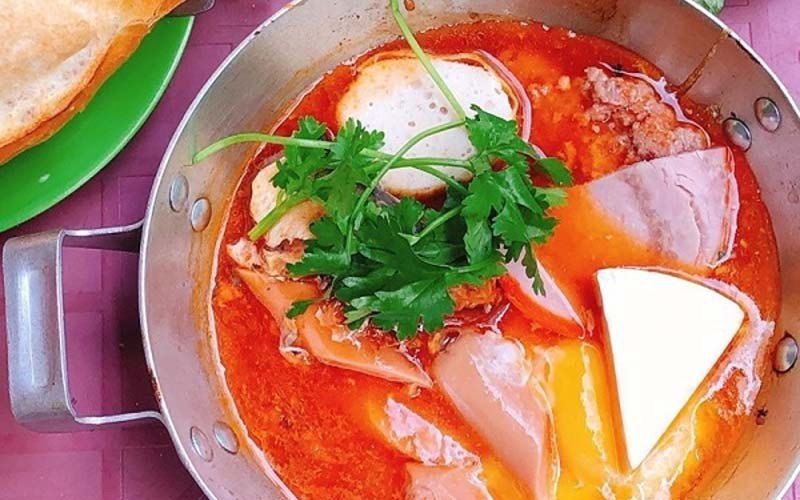 Sốt cà chua xíu mại truyền thống, màu sắc tươi ngon cho chảo bánh mì chảo.