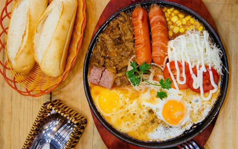 Sốt khoai tây mịn màng, màu sắc hấp dẫn cho chảo bánh mì chảo.