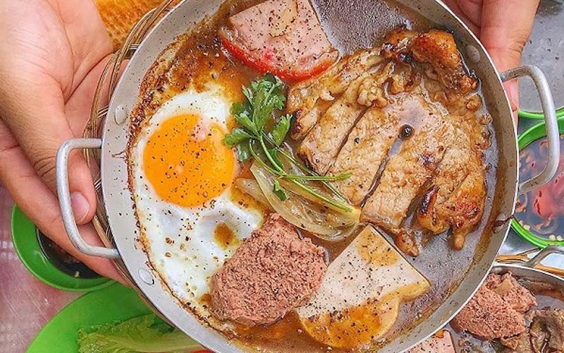 Sốt tiêu đen sánh mịn, thơm lừng chuẩn bị cho món chảo bánh mì chảo.
