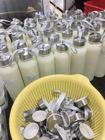 Sữa bò tươi nguyên chất chuẩn bị nấu