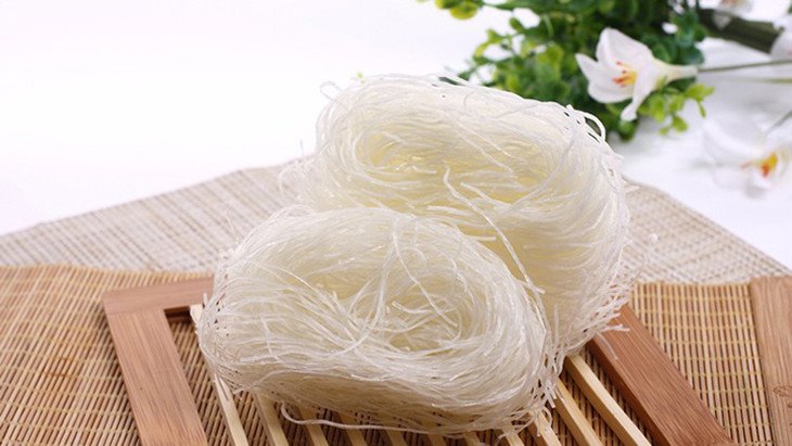 Tách miến thành những bó nhỏ và rũ tơi