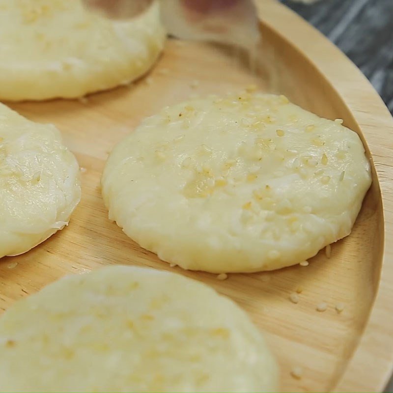 Tạo hình các miếng bánh sắn dẹt, tròn và rắc mè trắng