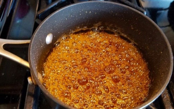 Thắng đường làm nước hàng kho thịt trên chảo