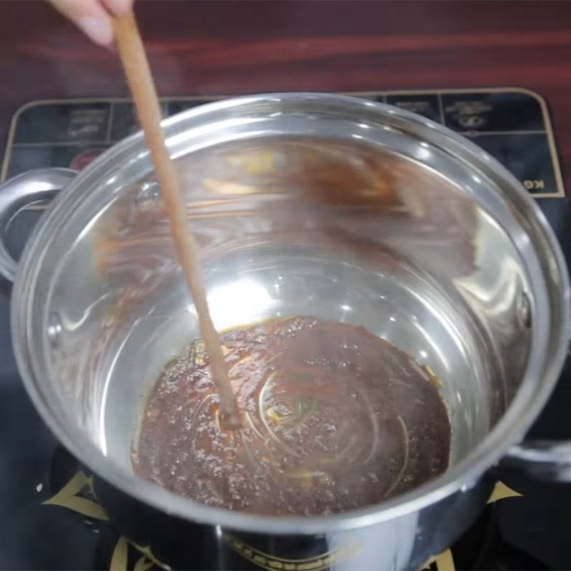 Thắng nước màu cho món thịt kho tàu với trứng gà