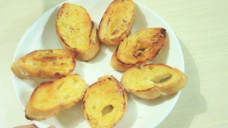 Thành phẩm bánh mì nướng bơ sữa thơm lừng, giòn rụm