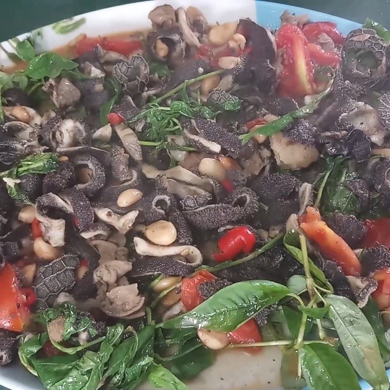 Thành phẩm lòng dê xào rau răm
