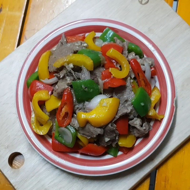 Thành phẩm món bò xào ớt chuông ngon mắt