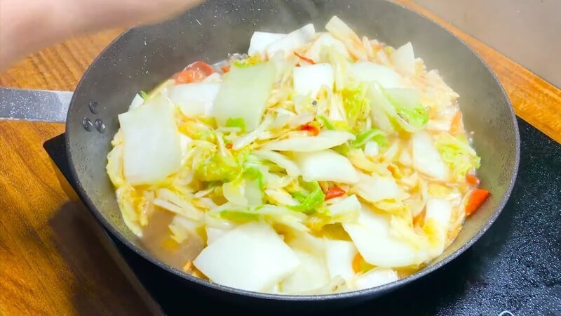 Thành phẩm món cải thảo xào cà chua nóng hổi