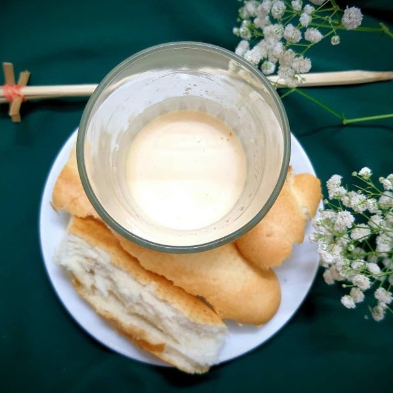 Thành phẩm trứng đánh kem dùng kèm bánh mì nóng giòn