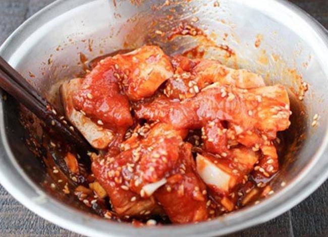 Thịt ba chỉ đã ướp gia vị chuẩn bị cho món bún chả hấp dẫn