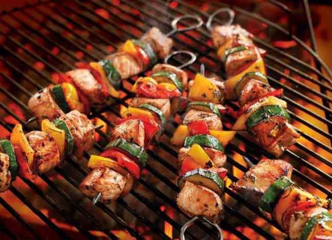 Thịt ba chỉ đã ướp xốt BBQ, sẵn sàng nướng cùng rau củ