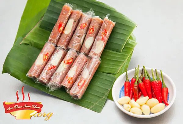 Thịt ba chỉ được sơ chế sạch sẽ, thái miếng vuông vắn