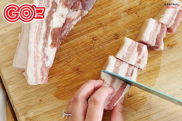 Thịt ba chỉ và trứng gà vịt tươi sống chuẩn bị cho món thịt kho trứng