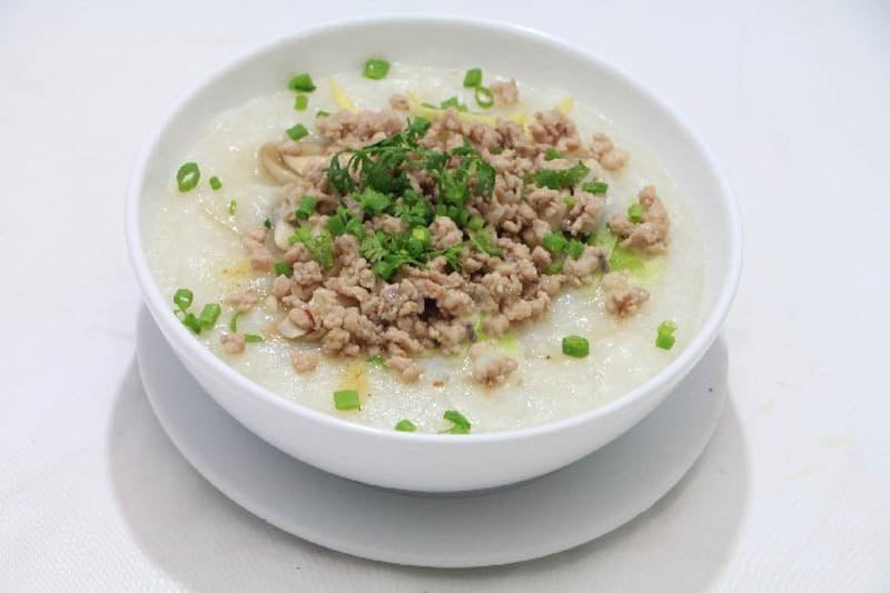 Thịt bò băm nhỏ đã ướp gia vị sẵn sàng để chế biến món cháo