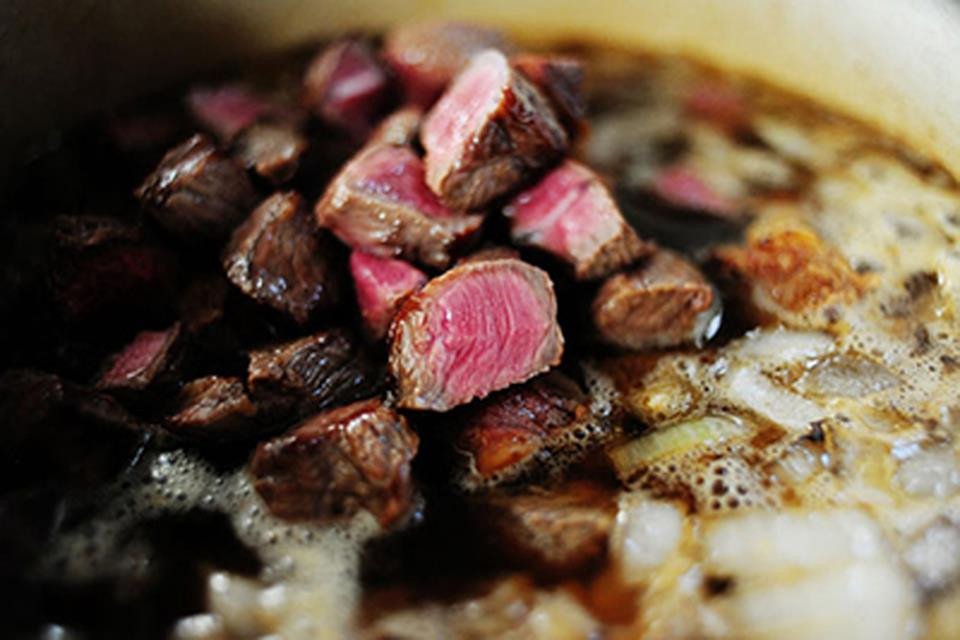 Thịt bò đã cắt nhỏ sẵn sàng cho vào nồi hầm