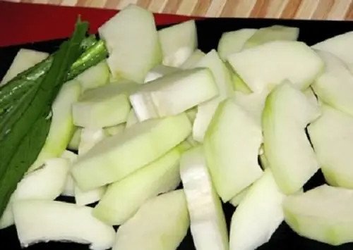 Thịt chó đang được xào săn với gia vị