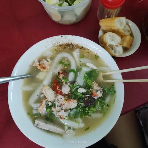 Thịt cua tươi ngon và thịt ba chỉ mềm ngọt trong tô bánh canh