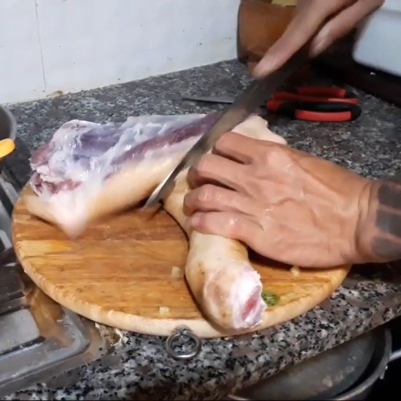 Thịt dê đang được sơ chế và làm sạch để loại bỏ mùi hôi trước khi chế biến món thịt dê hấp sả.