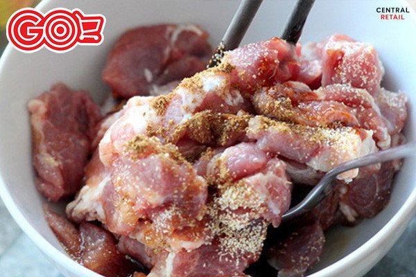 Thịt heo đã ướp gia vị đậm đà cho món bánh mì xiên que