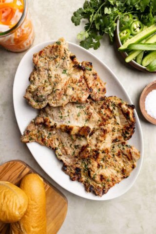 Thịt heo nướng sả tỏi thơm lừng cho món bánh mì thịt nướng chuẩn vị