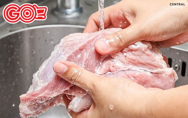 Thịt heo tươi ngon, là nguyên liệu chính cho món thịt chua Thanh Hóa.