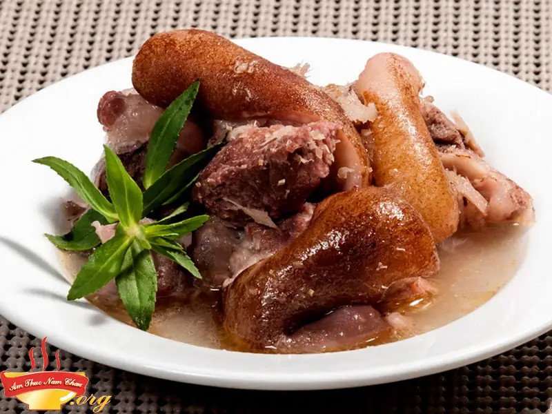 Thịt kho lợn với nước sốt sánh đậm, màu sắc hấp dẫn