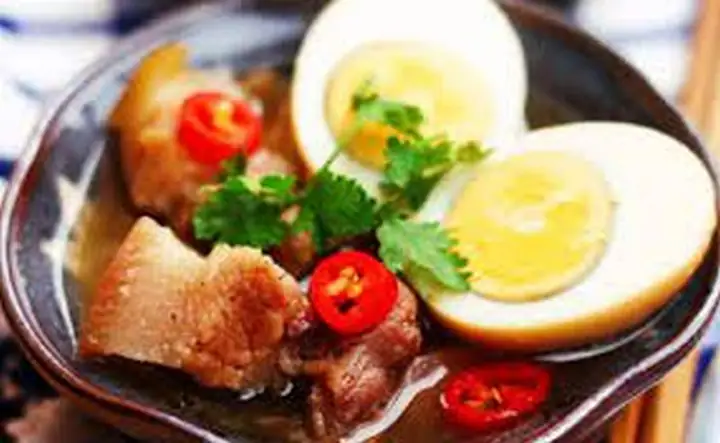 Thịt Kho Tàu Ăn Với Món Gì? Bí Quyết Chống Ngán Từ Gia Đình Đến Ẩm Thực