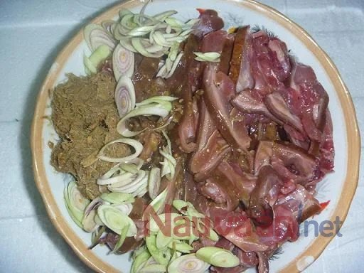 Thịt mèo được sơ chế sạch sẽ trước khi ướp gia vị.